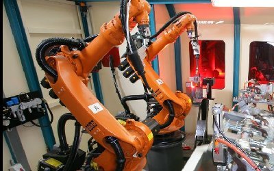 如何挑选满足需求的工业焊接机器人?